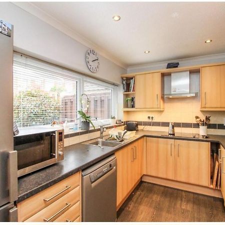 Double Room In Crawley,Gatwick,West Sussex Ifield エクステリア 写真